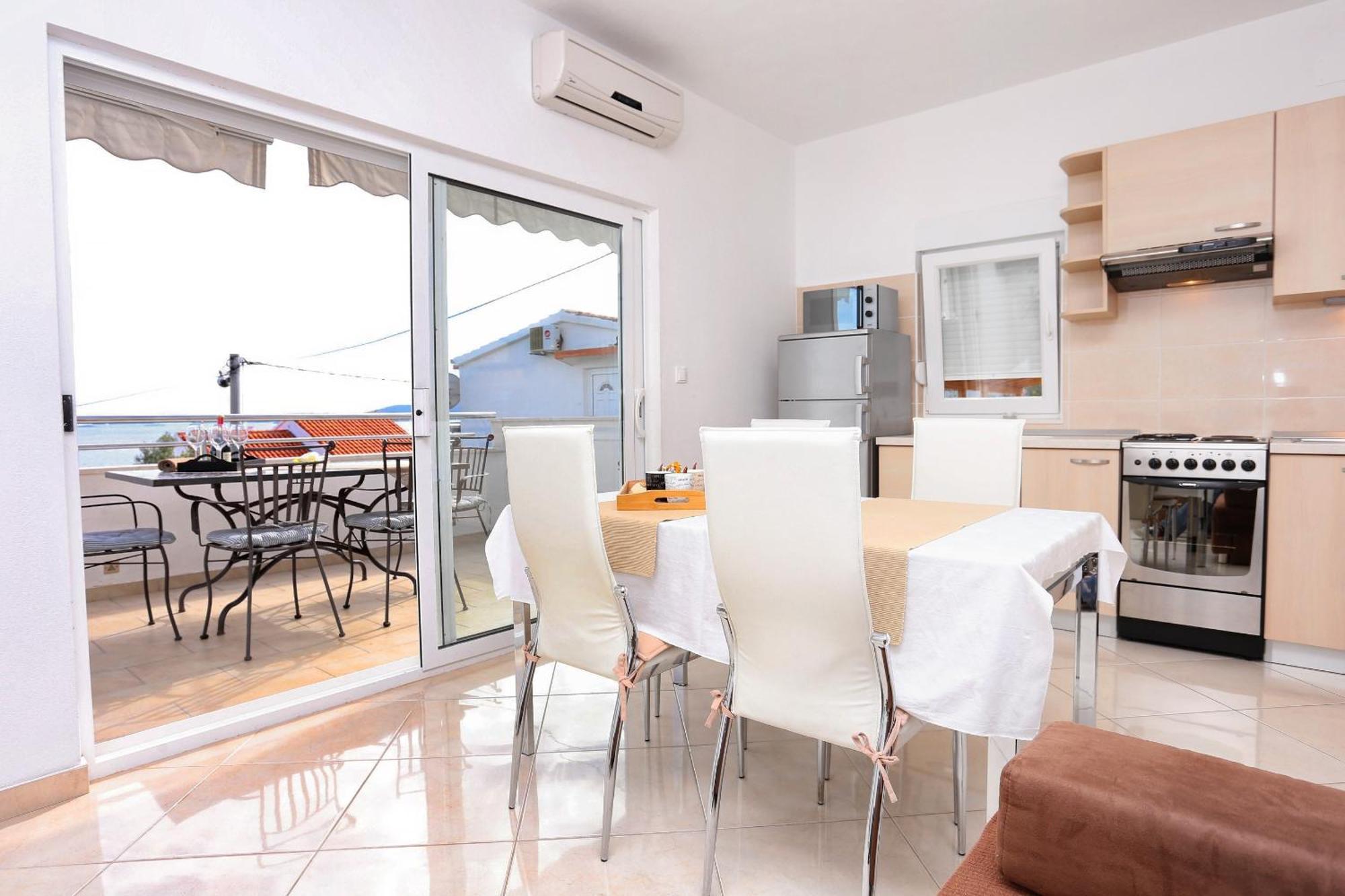 Apartments By The Sea Seget Vranjica, Trogir - 10328 객실 사진